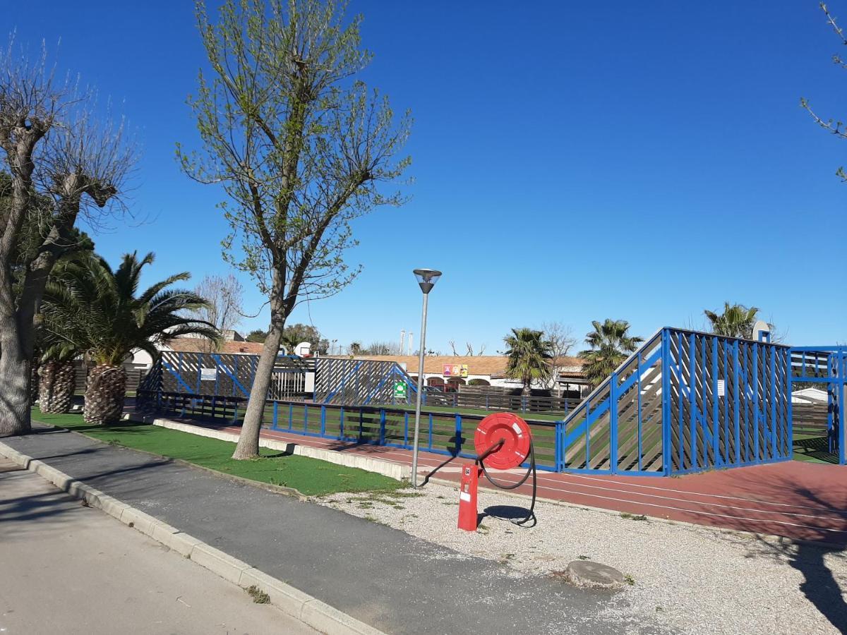La Carabasse Cp90 Hotel Vias Bagian luar foto
