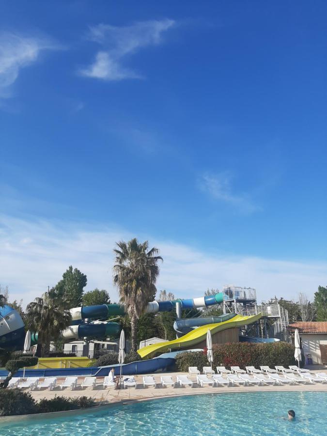 La Carabasse Cp90 Hotel Vias Bagian luar foto